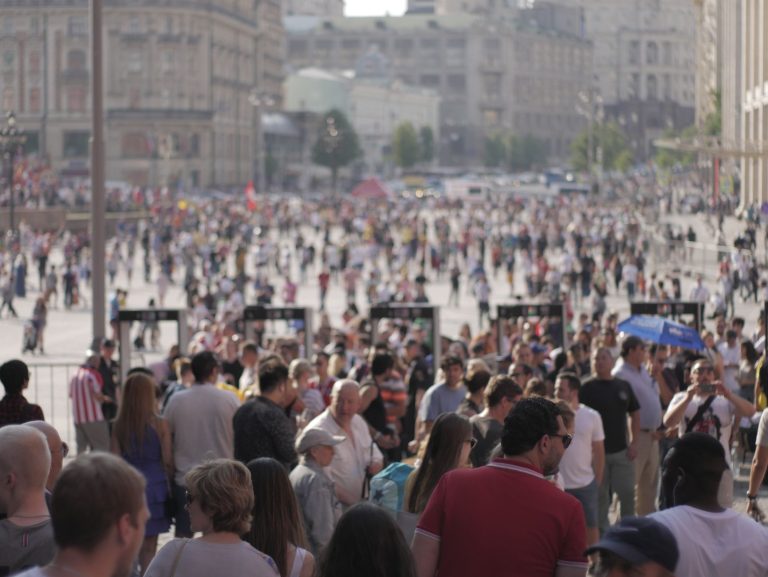 A bustling crowd gathers in Moscow's Red Square during a bright day event, capturing the city's lively atmosphere. — Coronavi