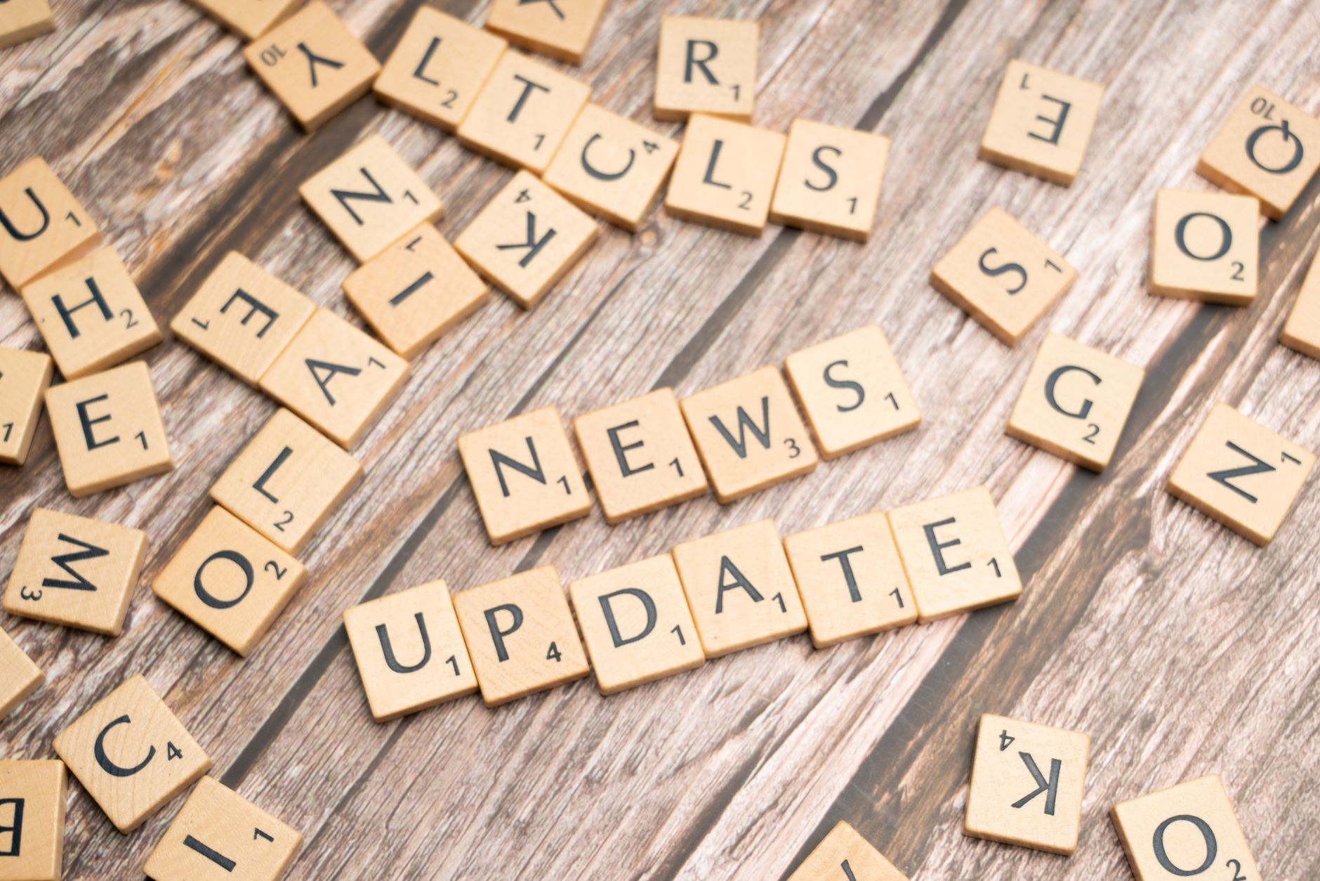 Scrabble tiles spelling 'News Update' on a wooden background, ideal for media and communication concepts. — Die Vielfalt der