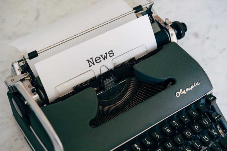 Close-up of an antique typewriter with 'News' on paper. — Die Wahrhaftigkeit der Spielbewertungen bei Only Spins Casino