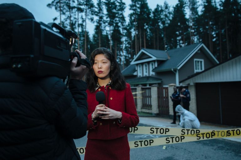 Female journalist reporting live from a crime scene with police and cameraman. — Ice Casino: Ein ganzheitliches Casino-Erlebn