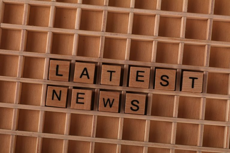 Wooden letter blocks spelling Latest News on a grid background, ideal for media themes. — Megawin Casino existe-t-il une alte