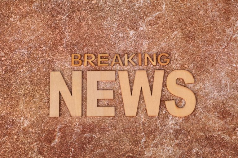 Wooden letters spell 'Breaking News' on a textured, marble-like background. Ideal for newsworthy content. — Quelles mesures S