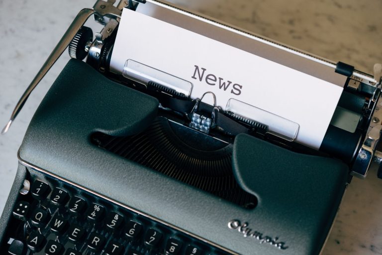 A vintage typewriter with a paper titled 'News', symbolizing journalism and communication. — Sind die Auszahlungsfristen im T