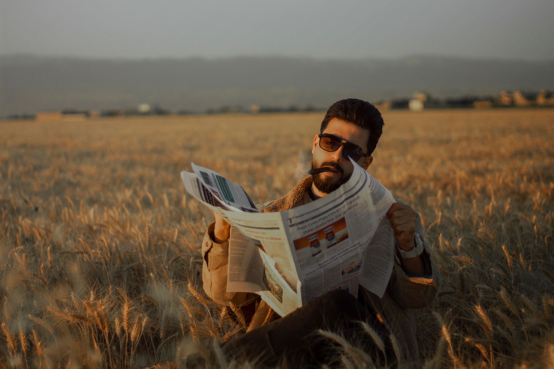Middle-aged man sitting in a serene wheat field, reading a newspaper during the day. — Wie geht es am besten zum Jackpot im S